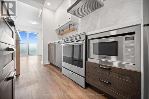 601 - 555 College Street, Toronto, ON - Indoor Photo Showing Kitchen