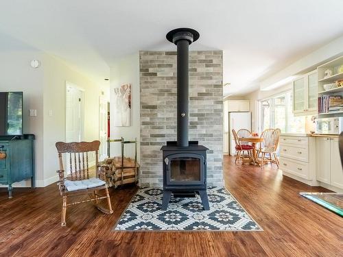 Vue d'ensemble - 840 Ch. Du Lac-Bouthillier, Saint-Aimé-Du-Lac-Des-Îles, QC - Indoor Photo Showing Living Room With Fireplace