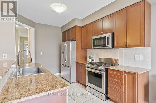 44 - 2019 Trawden Way, Oakville, ON - Indoor Photo Showing Kitchen