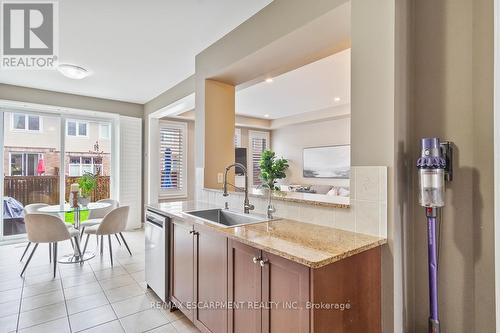 44 - 2019 Trawden Way, Oakville, ON - Indoor Photo Showing Kitchen