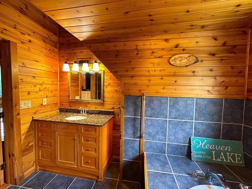 292 Branch Road 16 Storm Bay Road, Kenora, ON - Indoor Photo Showing Bathroom