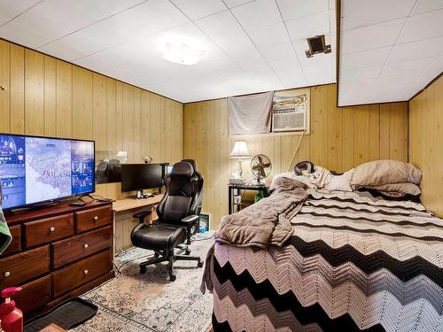 1020 Oxford Street, Kamloops, BC - Indoor Photo Showing Bedroom