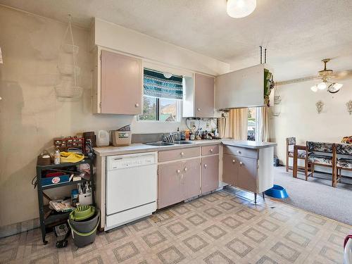 1020 Oxford Street, Kamloops, BC - Indoor Photo Showing Kitchen With Double Sink