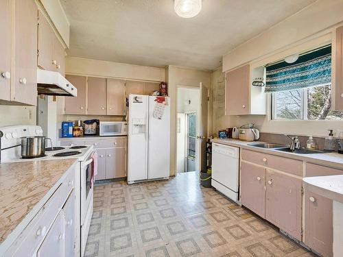 1020 Oxford Street, Kamloops, BC - Indoor Photo Showing Kitchen With Double Sink