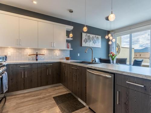 204 Belmonte Street, Kamloops, BC - Indoor Photo Showing Kitchen With Upgraded Kitchen