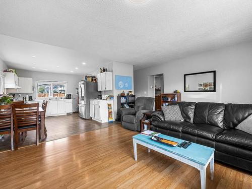 1360 Sherbrooke Ave, Kamloops, BC - Indoor Photo Showing Living Room