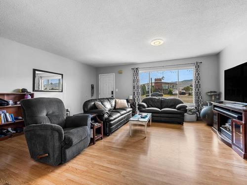 1360 Sherbrooke Ave, Kamloops, BC - Indoor Photo Showing Living Room