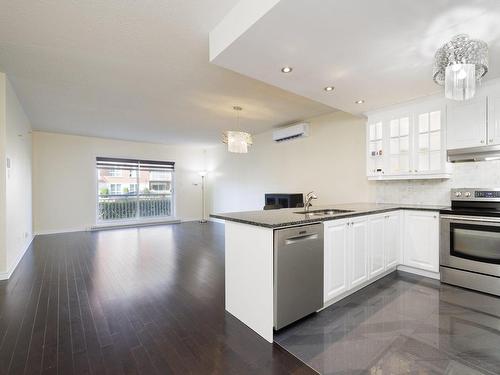 Overall view - 4405 Boul. St-Jean, Dollard-Des-Ormeaux, QC - Indoor Photo Showing Kitchen With Upgraded Kitchen