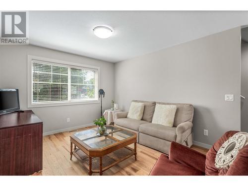 120 Hartman Road Unit# 110, Kelowna, BC - Indoor Photo Showing Living Room