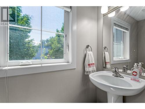 120 Hartman Road Unit# 110, Kelowna, BC - Indoor Photo Showing Bathroom