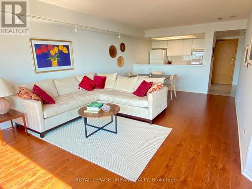 1811 - 77 Harbour Square, Toronto (Waterfront Communities), ON - Indoor Photo Showing Living Room