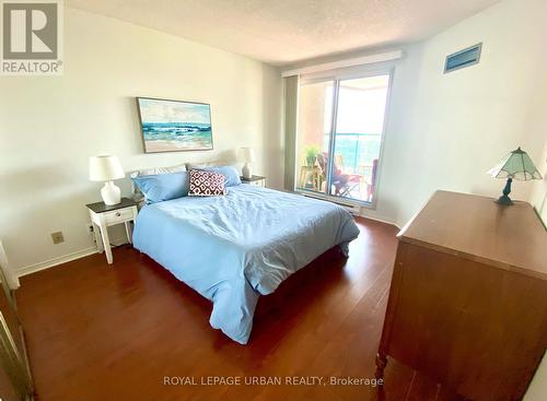 1811 - 77 Harbour Square, Toronto (Waterfront Communities), ON - Indoor Photo Showing Bedroom