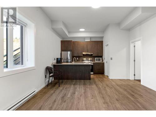 5546 Upper Mission Drive, Kelowna, BC - Indoor Photo Showing Kitchen