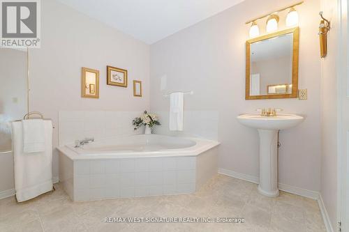 211 - 75 Treelawn Boulevard, Vaughan, ON - Indoor Photo Showing Bathroom