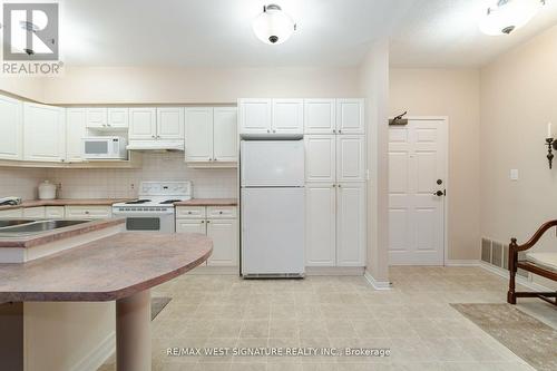 211 - 75 Treelawn Boulevard, Vaughan, ON - Indoor Photo Showing Kitchen With Double Sink