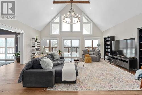 5385 Line 8 N, Oro-Medonte, ON - Indoor Photo Showing Living Room