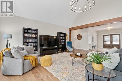 5385 Line 8 N, Oro-Medonte, ON - Indoor Photo Showing Living Room