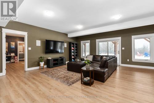 5385 Line 8 N, Oro-Medonte, ON - Indoor Photo Showing Living Room