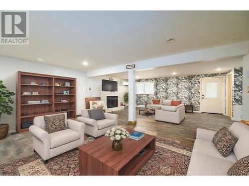 704 Barriere Lakes Road, Barriere, BC - Indoor Photo Showing Living Room