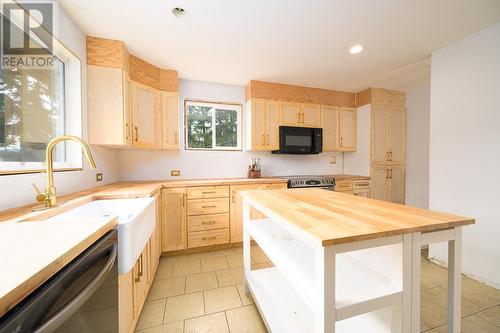 704 Barriere Lakes Road, Barriere, BC - Indoor Photo Showing Kitchen