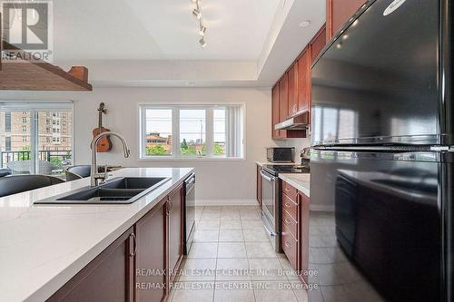 305 - 5150 Winston Churchill Boulevard, Mississauga (Churchill Meadows), ON - Indoor Photo Showing Kitchen With Double Sink