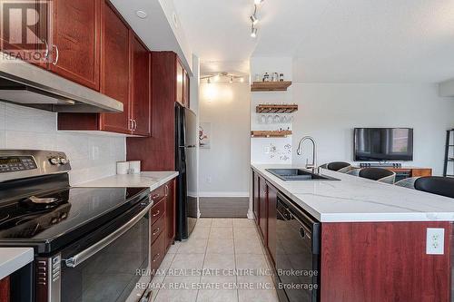 305 - 5150 Winston Churchill Boulevard, Mississauga (Churchill Meadows), ON - Indoor Photo Showing Kitchen With Double Sink