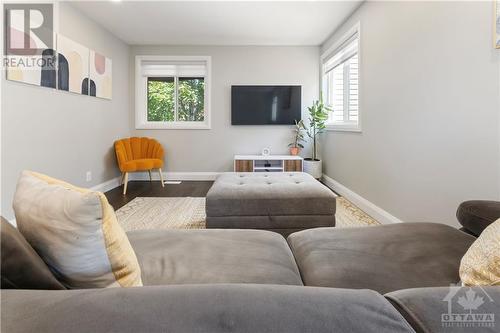 55 Stable Way, Ottawa, ON - Indoor Photo Showing Living Room