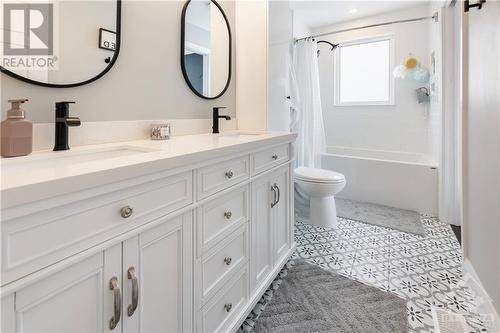 55 Stable Way, Ottawa, ON - Indoor Photo Showing Bathroom