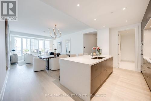 1007 - 455 Wellington Street W, Toronto (Waterfront Communities), ON - Indoor Photo Showing Kitchen With Upgraded Kitchen