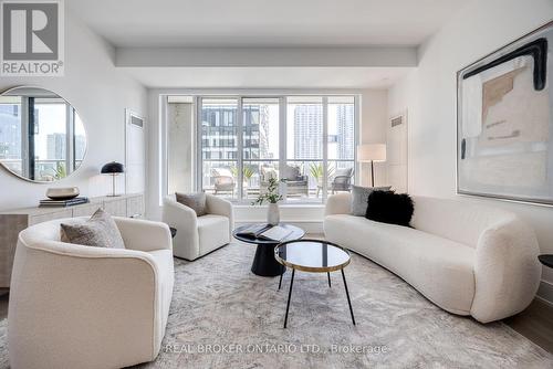 1007 - 455 Wellington Street W, Toronto, ON - Indoor Photo Showing Living Room