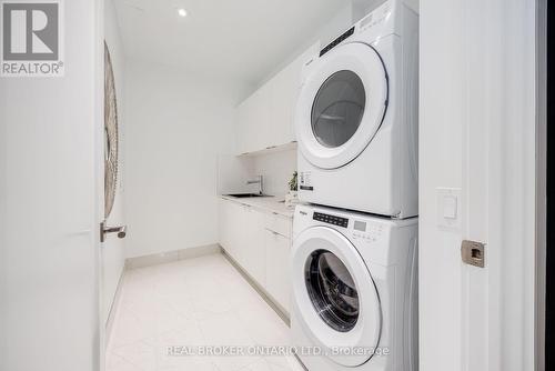 1007 - 455 Wellington Street W, Toronto (Waterfront Communities), ON - Indoor Photo Showing Laundry Room