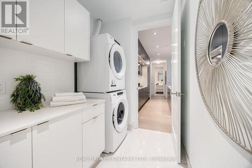 1007 - 455 Wellington Street W, Toronto (Waterfront Communities), ON - Indoor Photo Showing Laundry Room