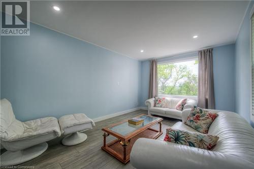 332 Queen Street W, Cambridge, ON - Indoor Photo Showing Living Room