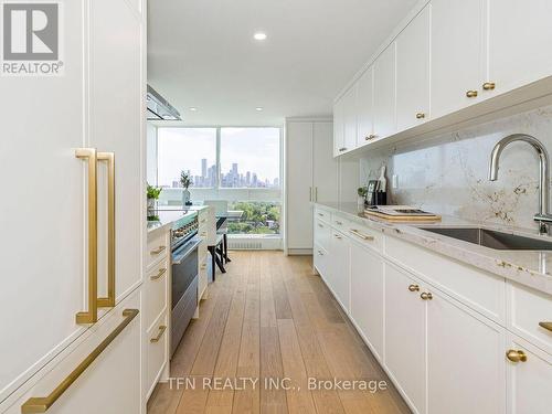 1701 - 63 St Clair Avenue W, Toronto (Yonge-St. Clair), ON - Indoor Photo Showing Kitchen With Upgraded Kitchen