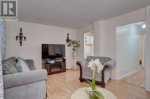 44 - 161 Wickson Trail, Toronto, ON - Indoor Photo Showing Living Room