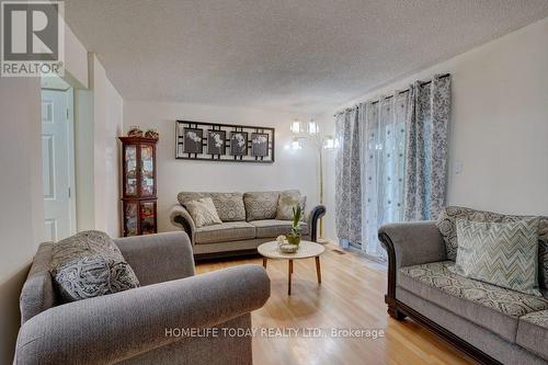 44 - 161 Wickson Trail, Toronto, ON - Indoor Photo Showing Living Room