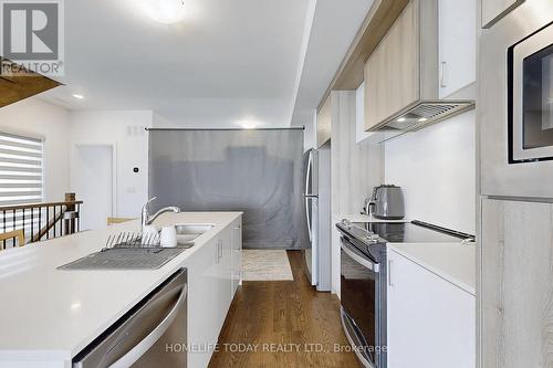 6 Persica Street, Richmond Hill, ON - Indoor Photo Showing Kitchen With Upgraded Kitchen