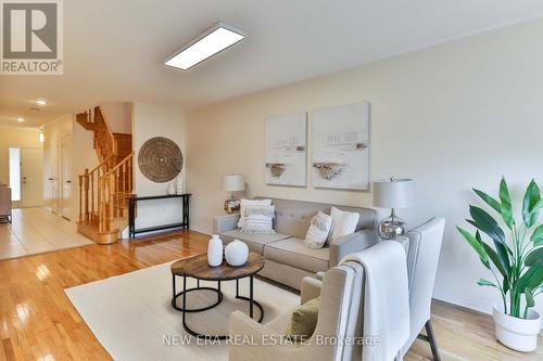 6113 Rowers Crescent, Mississauga, ON - Indoor Photo Showing Living Room