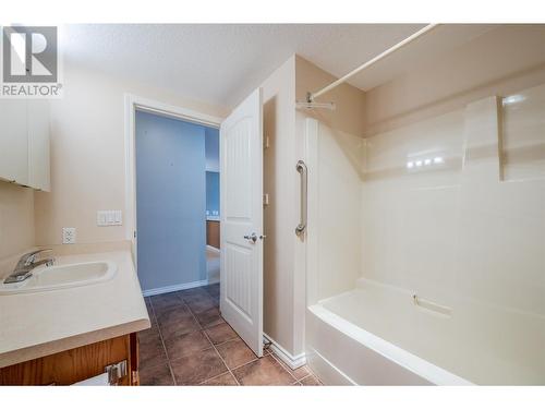 187 Warren Avenue W Unit# 206, Penticton, BC - Indoor Photo Showing Bathroom