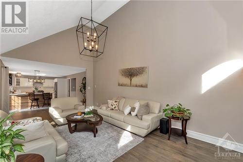 13 Kyle Avenue, Ottawa, ON - Indoor Photo Showing Living Room