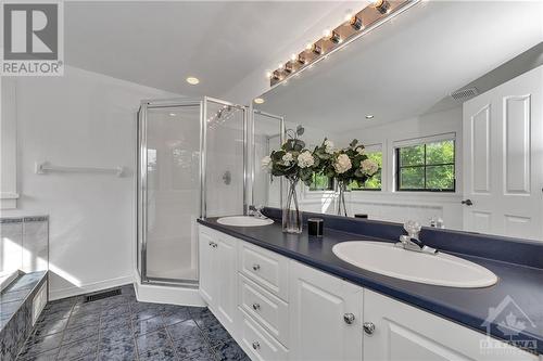 13 Kyle Avenue, Ottawa, ON - Indoor Photo Showing Bathroom