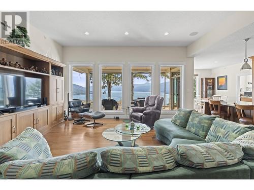 8980 Bayswater Place, Vernon, BC - Indoor Photo Showing Living Room