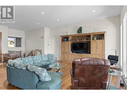 8980 Bayswater Place, Vernon, BC - Indoor Photo Showing Living Room