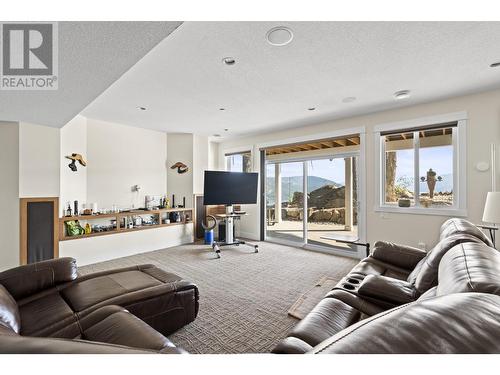 8980 Bayswater Place, Vernon, BC - Indoor Photo Showing Living Room