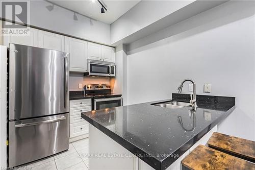 17 - 615 Shoreline Drive, Mississauga, ON - Indoor Photo Showing Kitchen With Stainless Steel Kitchen With Double Sink With Upgraded Kitchen