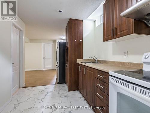 16 Banas Way, Brampton, ON - Indoor Photo Showing Kitchen