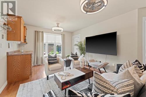 4271 Barton Crescent, Windsor, ON - Indoor Photo Showing Living Room