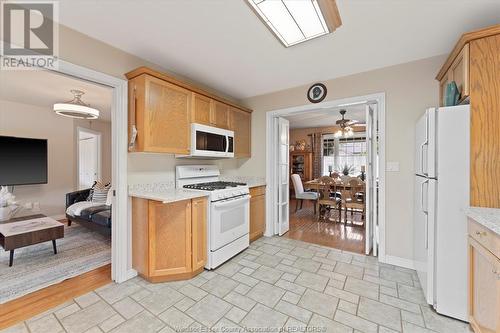 4271 Barton Crescent, Windsor, ON - Indoor Photo Showing Kitchen