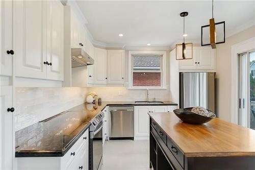 55 East 13Th Street, Hamilton, ON - Indoor Photo Showing Kitchen With Upgraded Kitchen