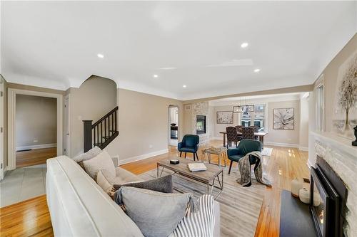 55 East 13Th Street, Hamilton, ON - Indoor Photo Showing Living Room